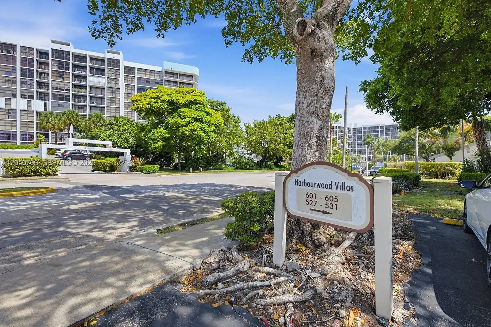 605 Leslie Dr, Hallandale Beach FL 33009 photo 2