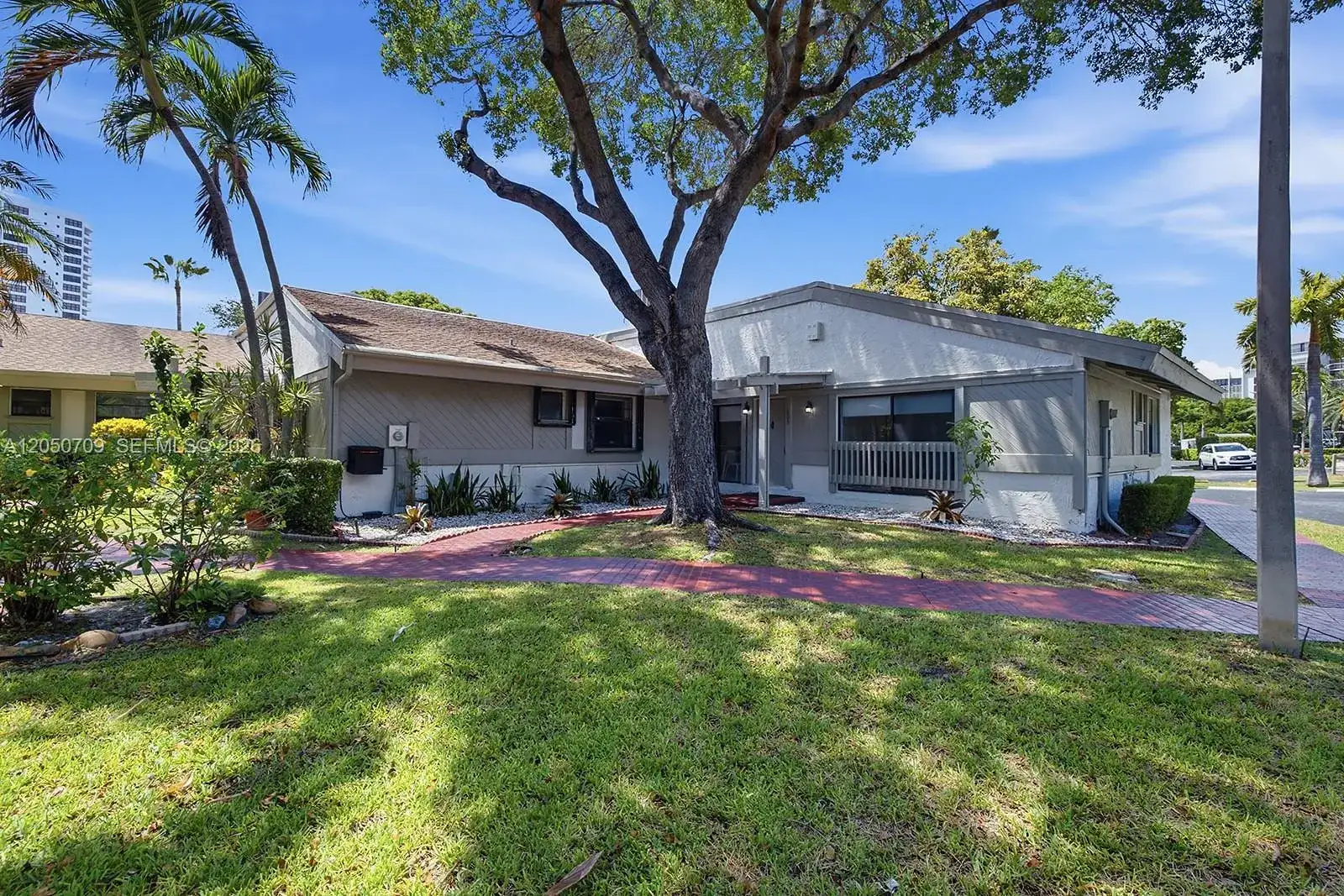 605 Leslie Dr, Hallandale Beach FL 33009 photo 3