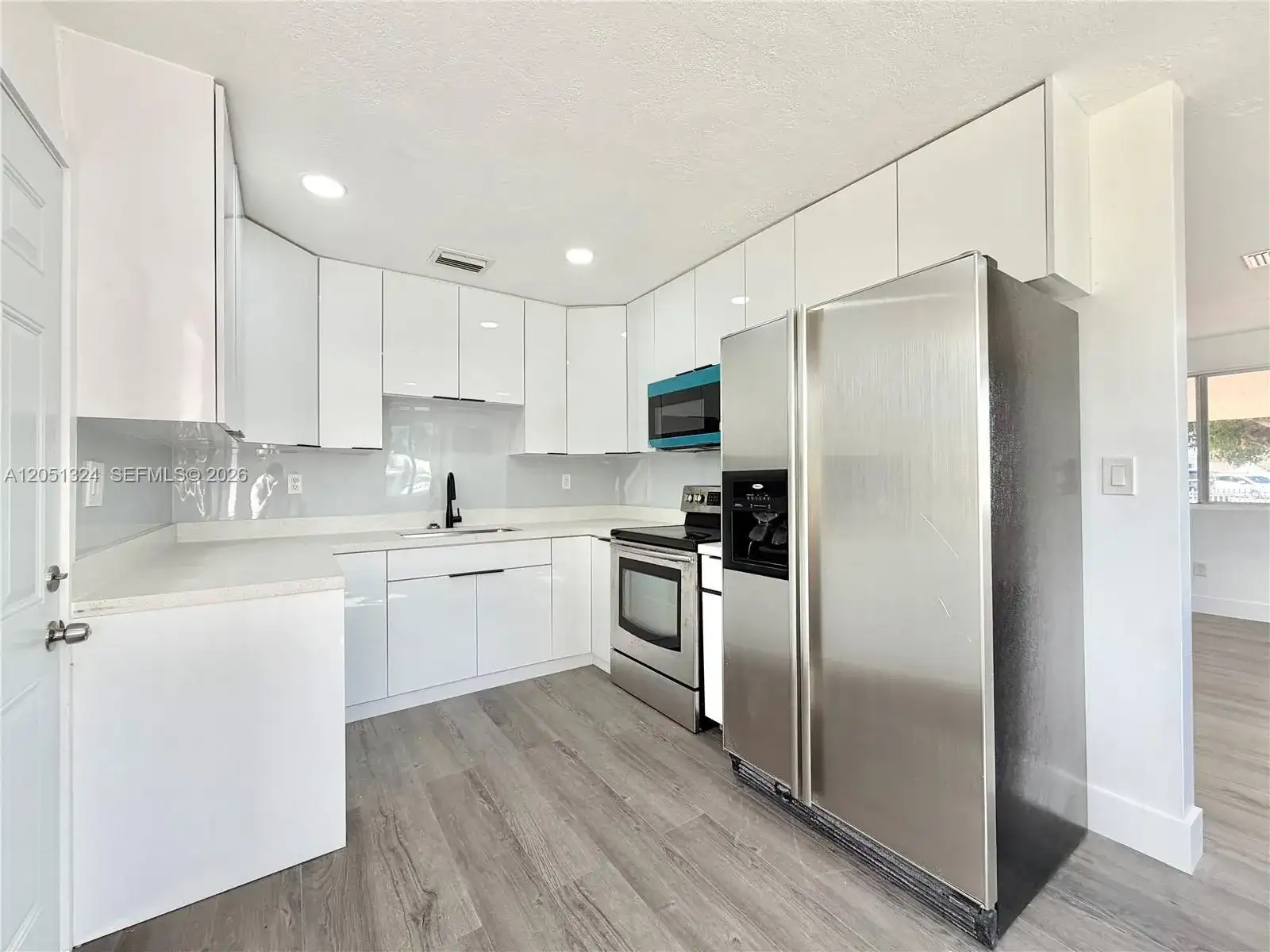 685 SE Park Dr, Hialeah FL 33010 photo 2