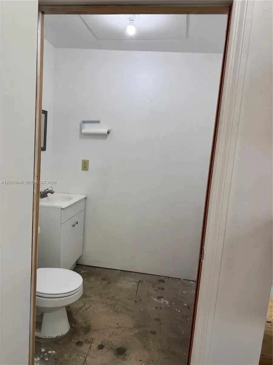 10411 NW 28th St, Doral FL 33172 photo 4