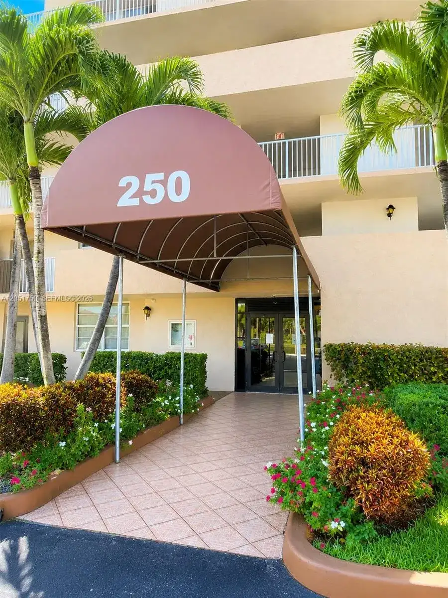 250 Jacaranda Dr # 302, Plantation FL 33324 photo 2