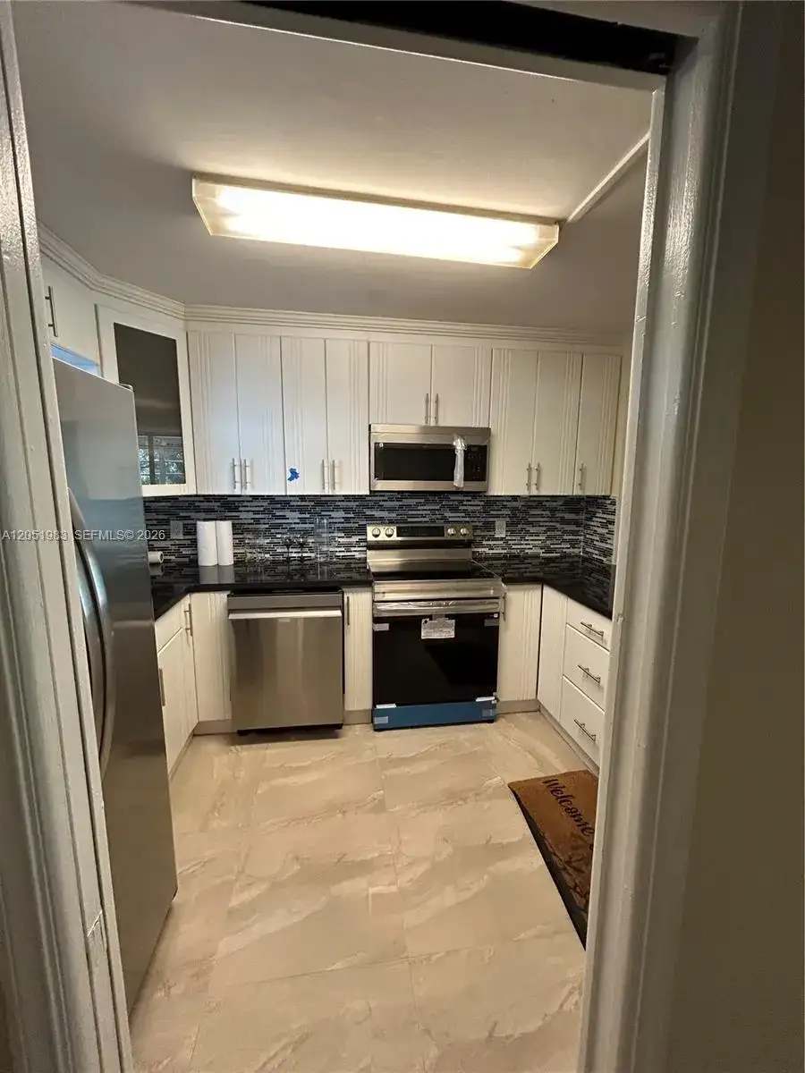 9461 Evergreen Pl # 303, Davie FL 33324 photo 2