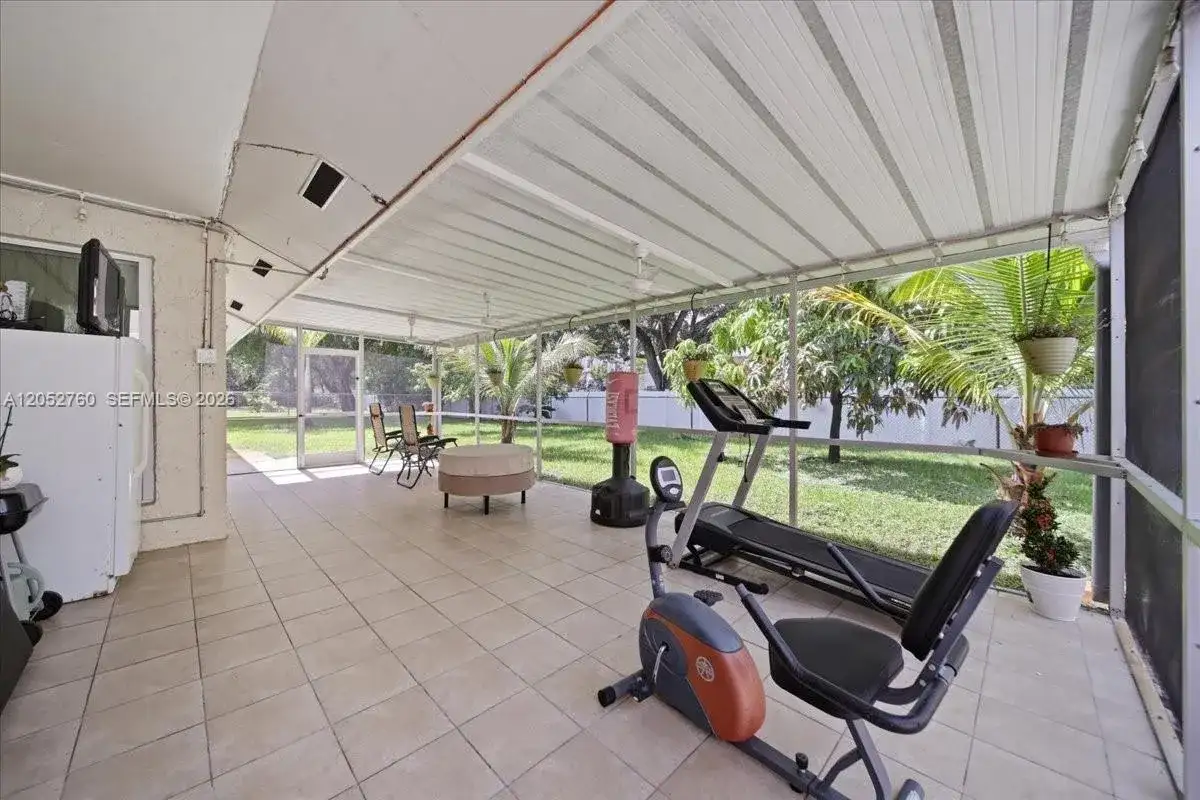 9050 Crescent Dr, Miramar FL 33025 photo 4