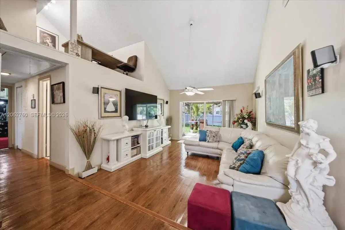 9050 Crescent Dr, Miramar FL 33025 photo 5