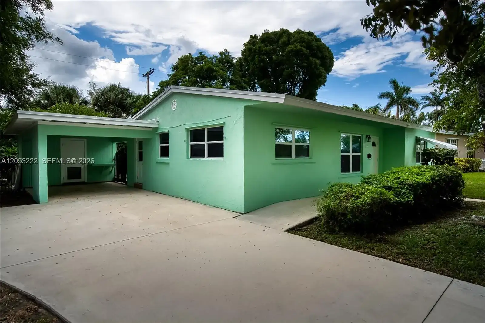 1427 Crest Dr, Lake Worth FL 33461 photo 2