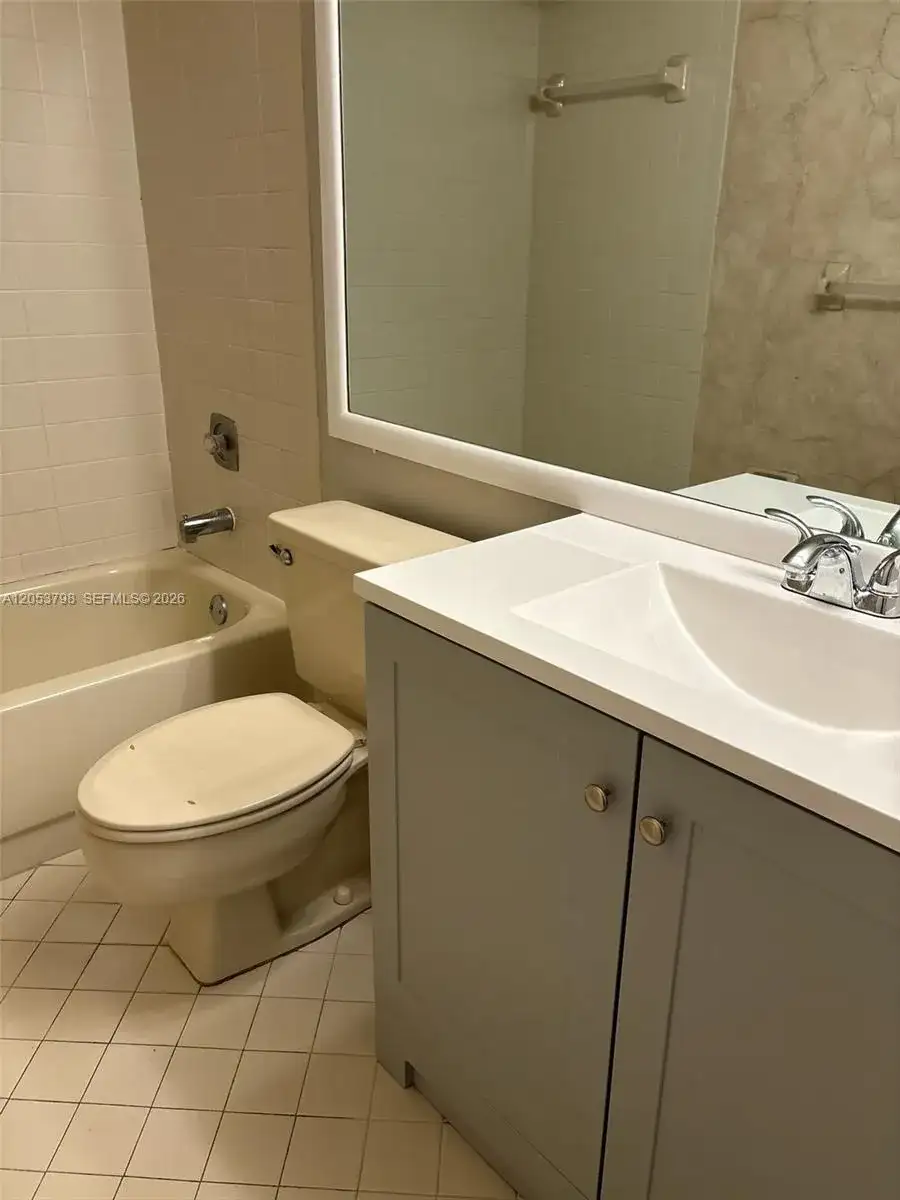 112 Lake Emerald Dr # 207, Oakland Park FL 33309 photo 3