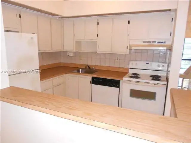 829 NE 199th St # 204, Miami FL 33179 photo 2