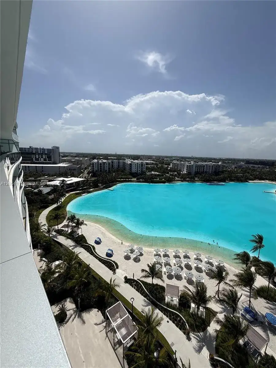 2411 Laguna Cir # 910, Miami FL 33181 photo 2