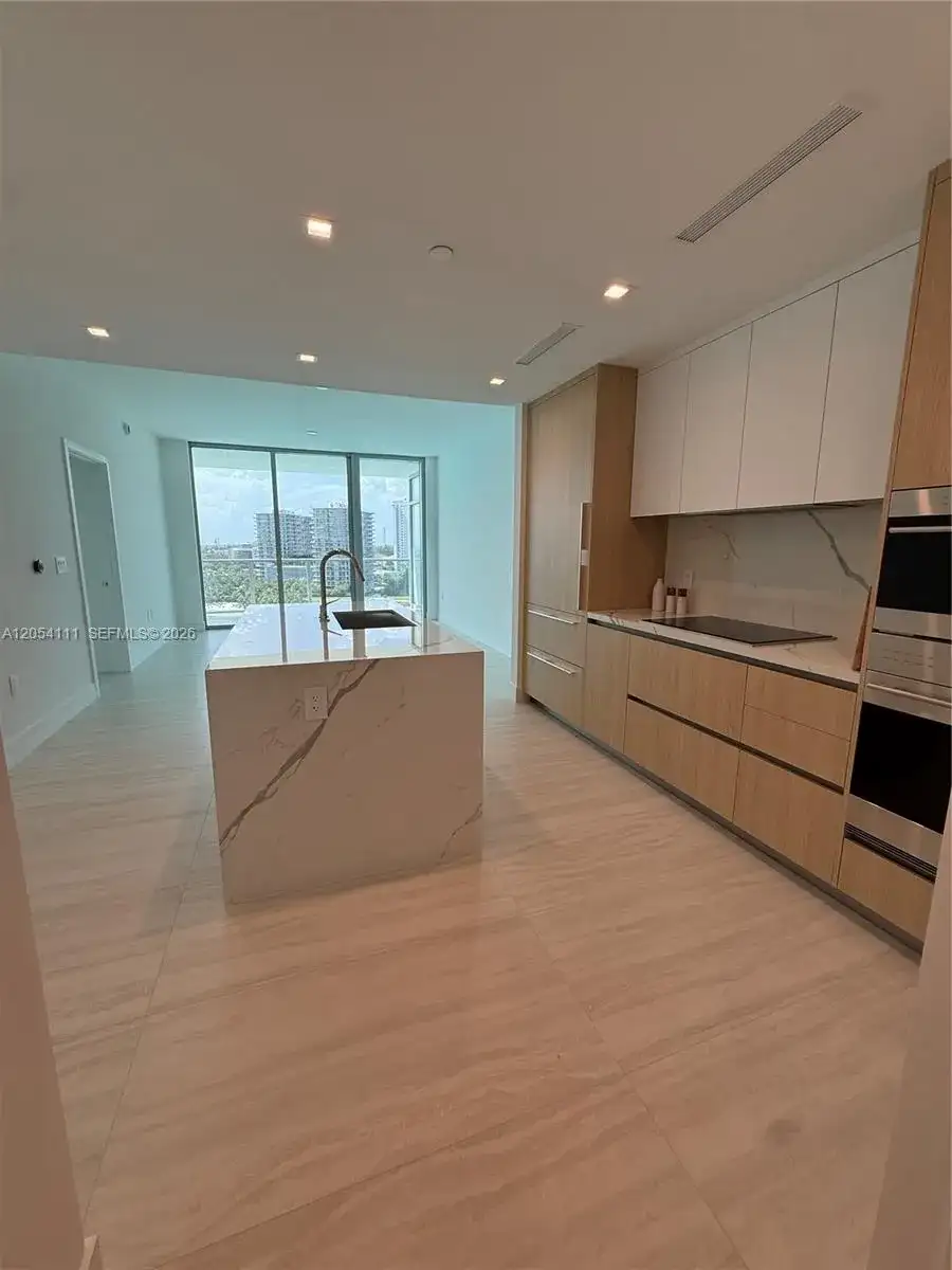2411 Laguna Cir # 910, Miami FL 33181 photo 4