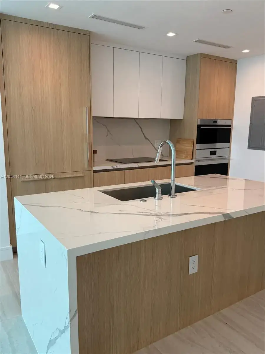 2411 Laguna Cir # 910, Miami FL 33181 photo 5