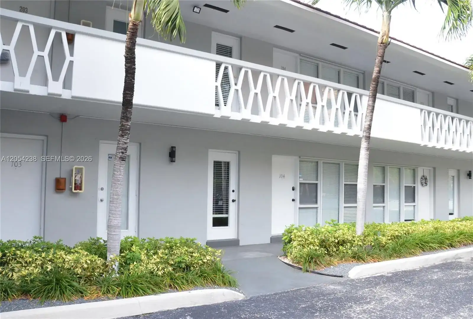 35 Edgewater Dr # 104, Coral Gables FL 33133 photo 2