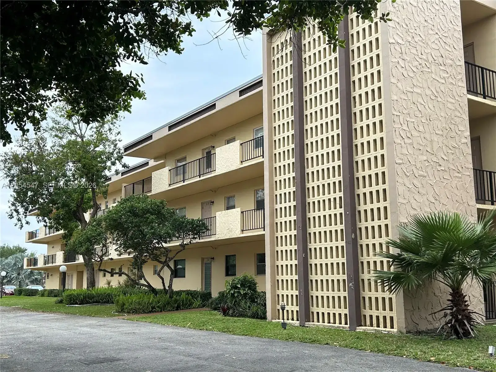 200 Ashbury Rd # 204, Hollywood FL 33024 photo 2