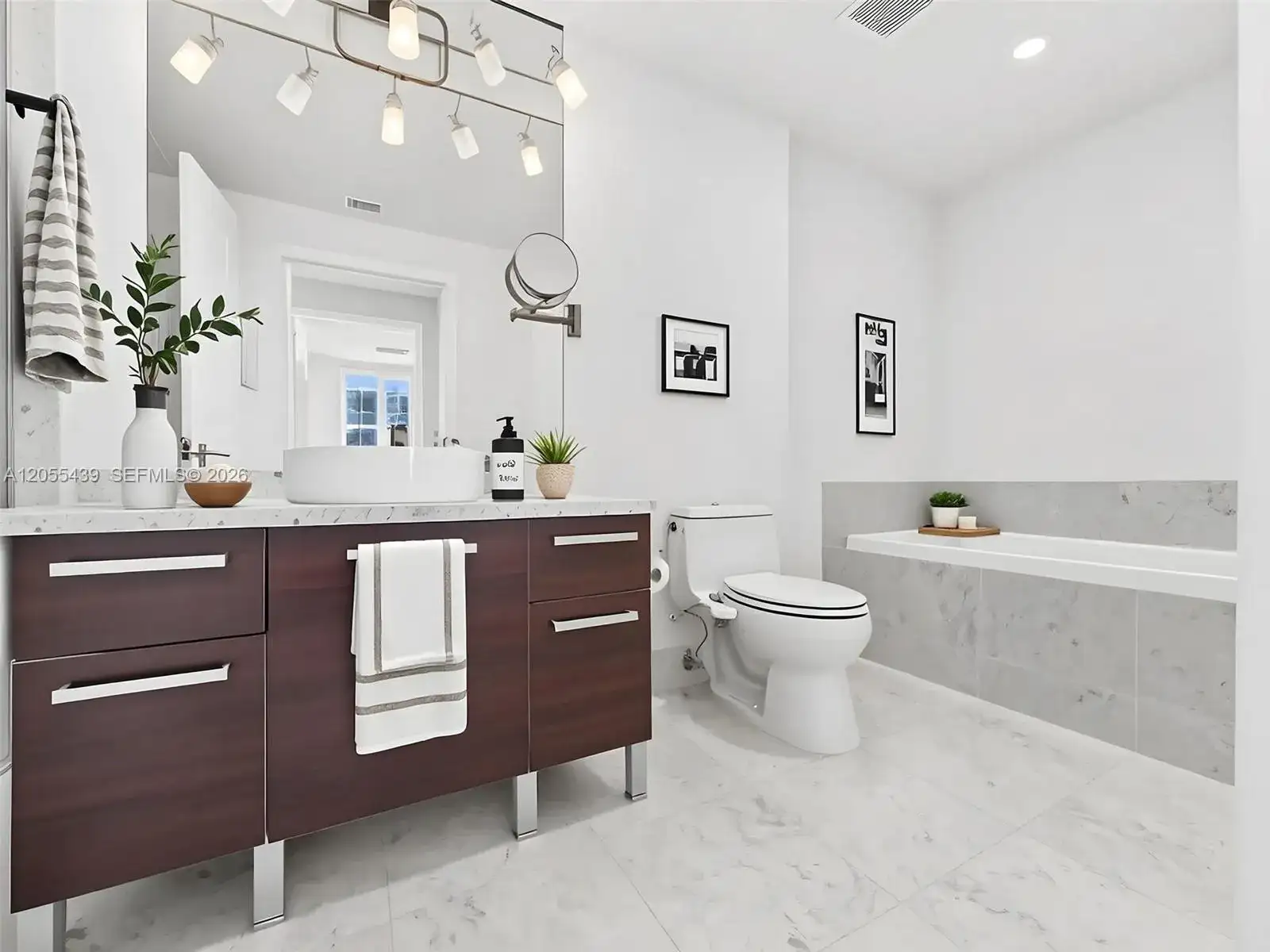 253 NE 2nd St # 1804, Miami FL 33132 photo 3