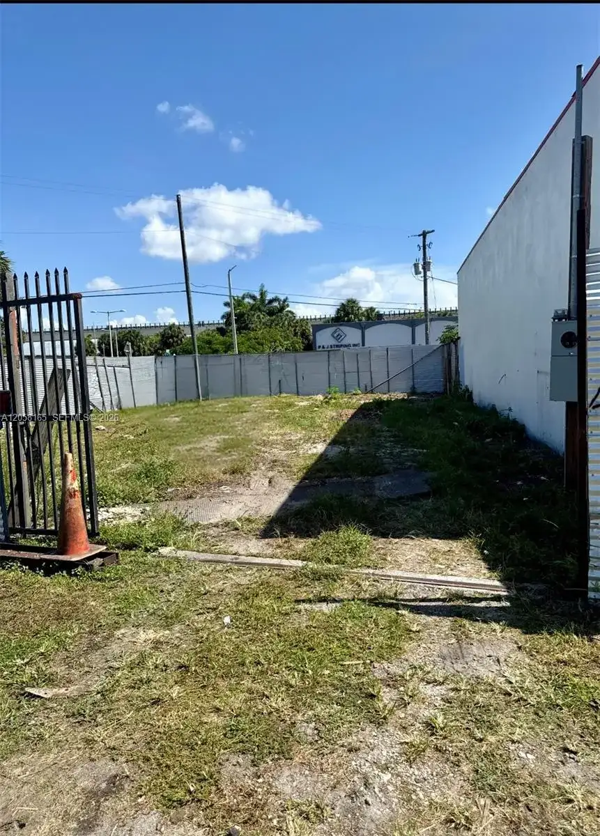 2781 NW 38th St, Miami FL 33142 photo 3