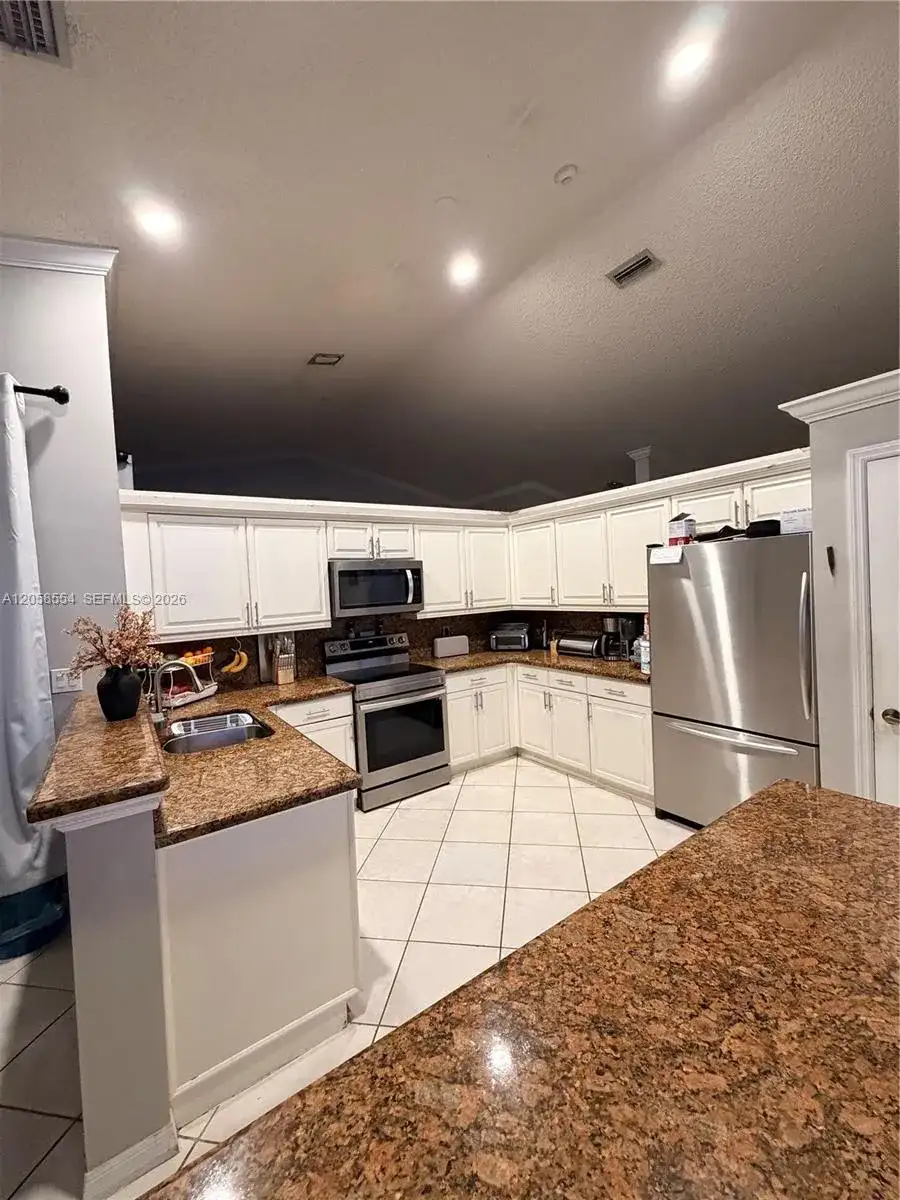 19450 NW 7th St, Pembroke Pines FL 33029 photo 2