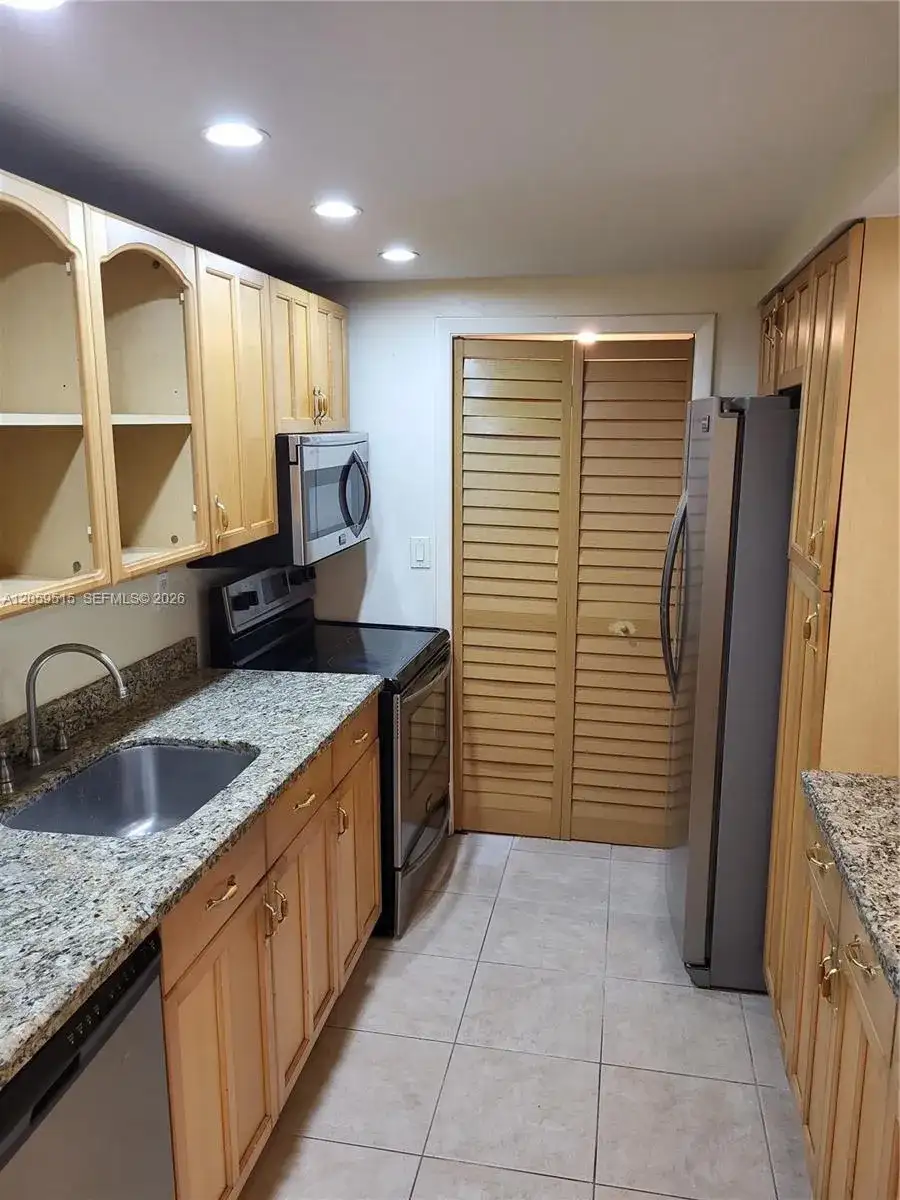 230 Lakeview Dr # 207, Weston FL 33326 photo 2