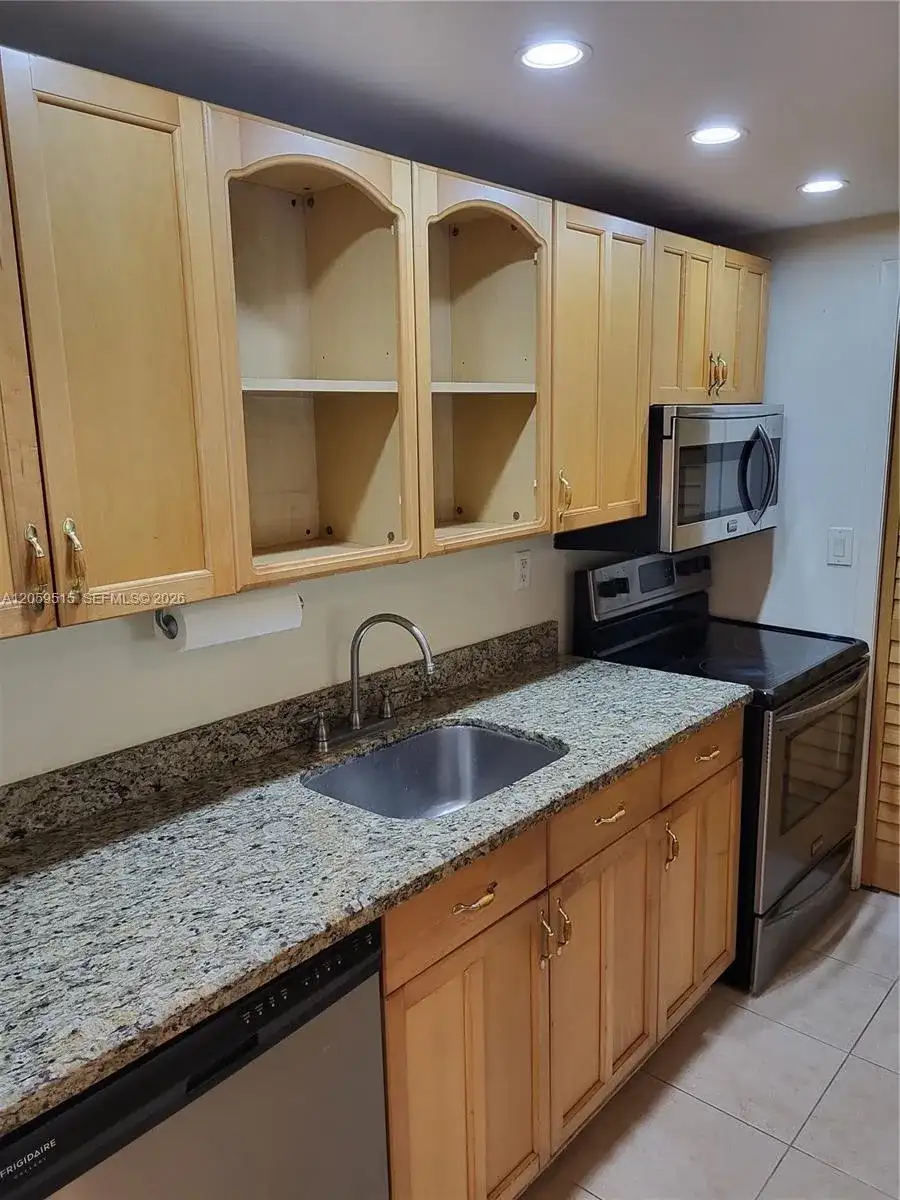 230 Lakeview Dr # 207, Weston FL 33326 photo 3