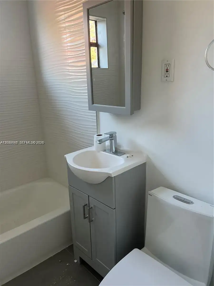 2126 Arthur St, Hollywood FL 33020 photo 3