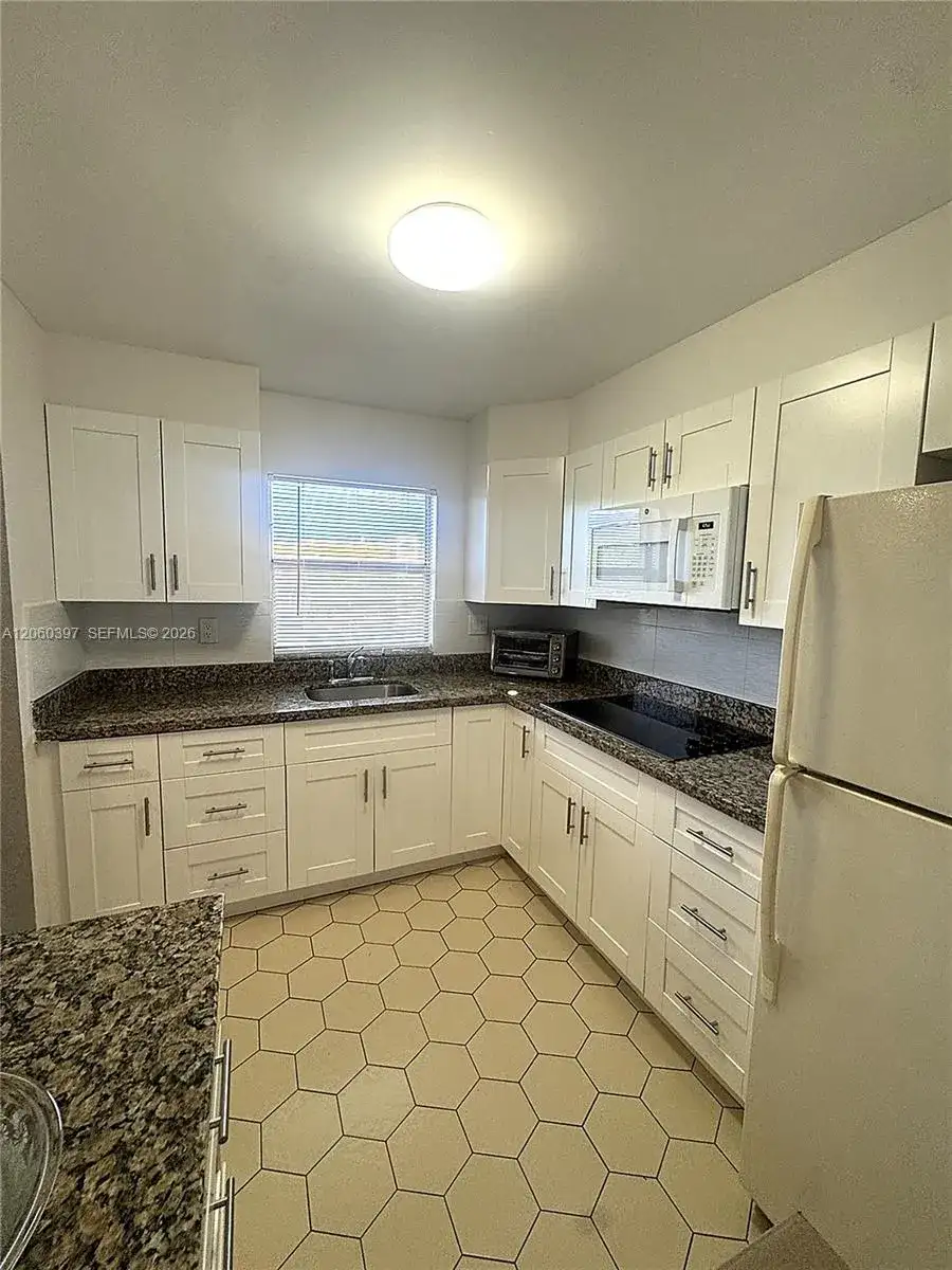 9580 Sunrise Lakes Blvd # 304, Sunrise FL 33322 photo 2