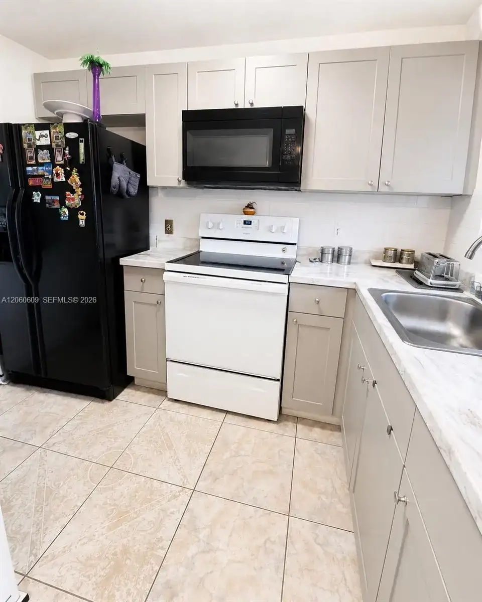 8345 Sunrise Lakes Blvd # 203, Sunrise FL 33322 photo 2