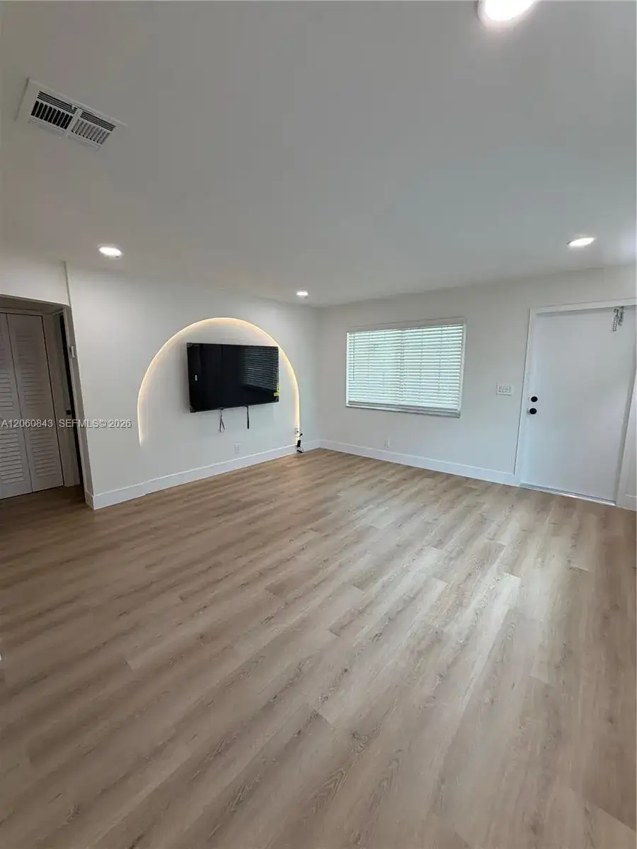 708 SW 7th Ave # 1, Hallandale Beach FL 33009 photo 2