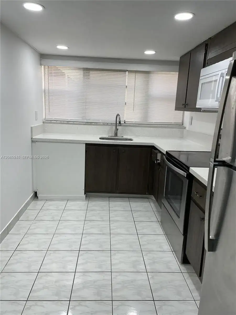 920 NE 199th St # 3J, Miami FL 33179 photo 4