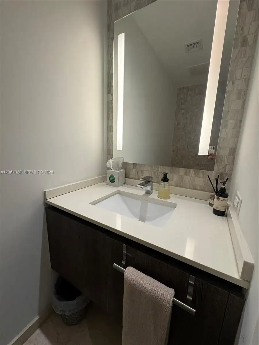 88 SW 7th St # 805, Miami FL 33130 photo 4