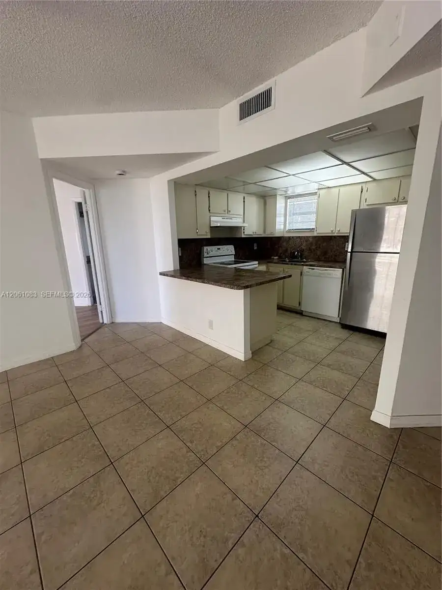 8290 Lake Dr # 517, Doral FL 33166 photo 3