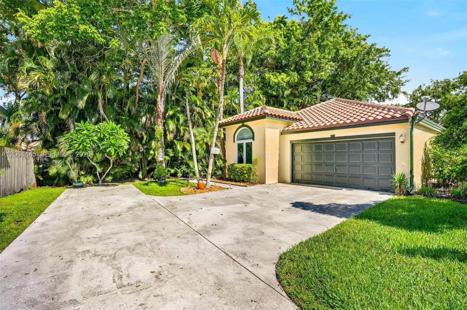 1419 Banyan Cir, Pompano Beach FL 33069 photo 2