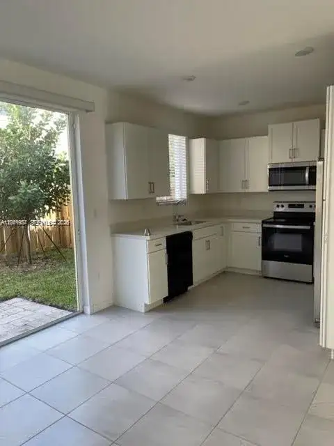 2435 SE 11th St, Homestead FL 33035 photo 2