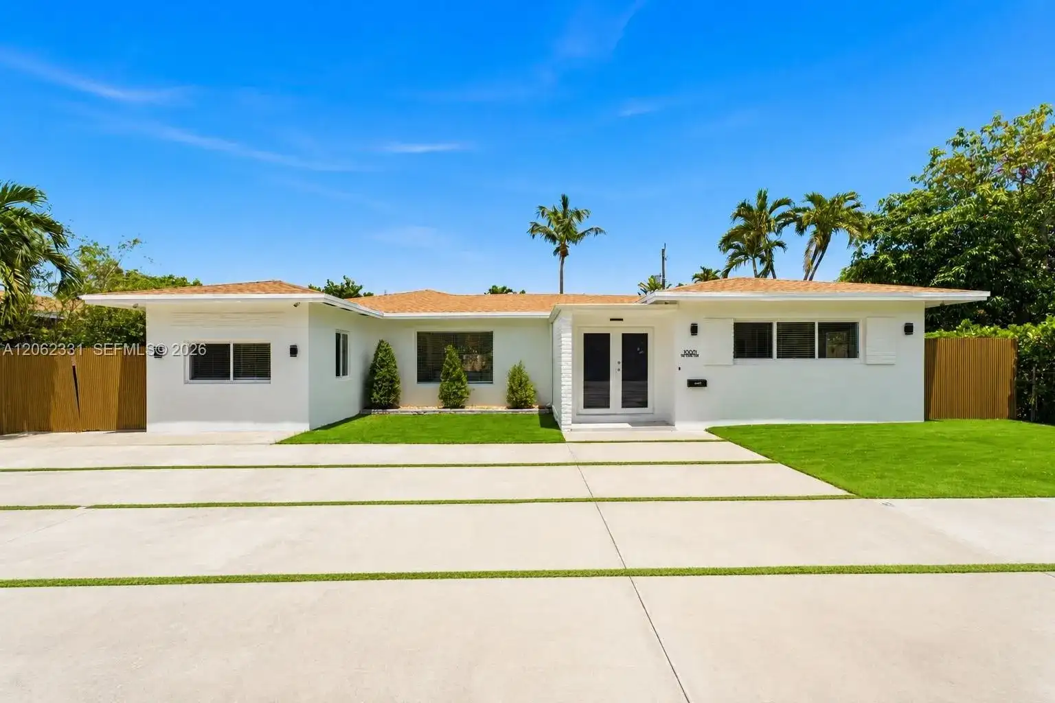 10801 Peachtree Dr, Miami FL 33161 photo 2