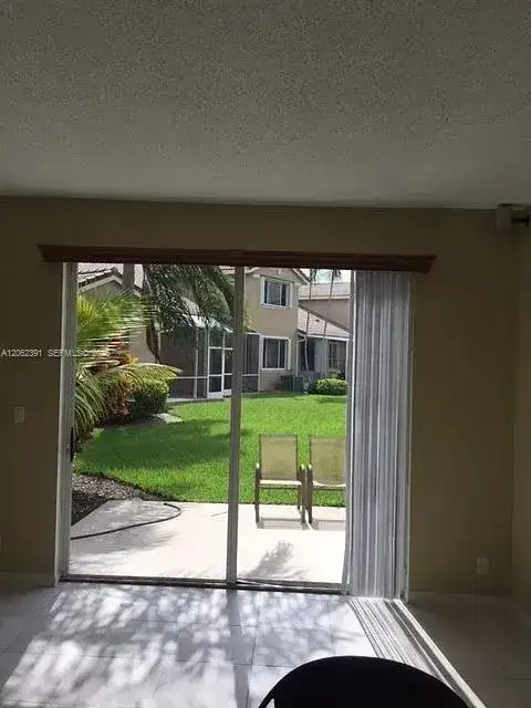 1092 SW 158th Ave, Pembroke Pines FL 33027 photo 4