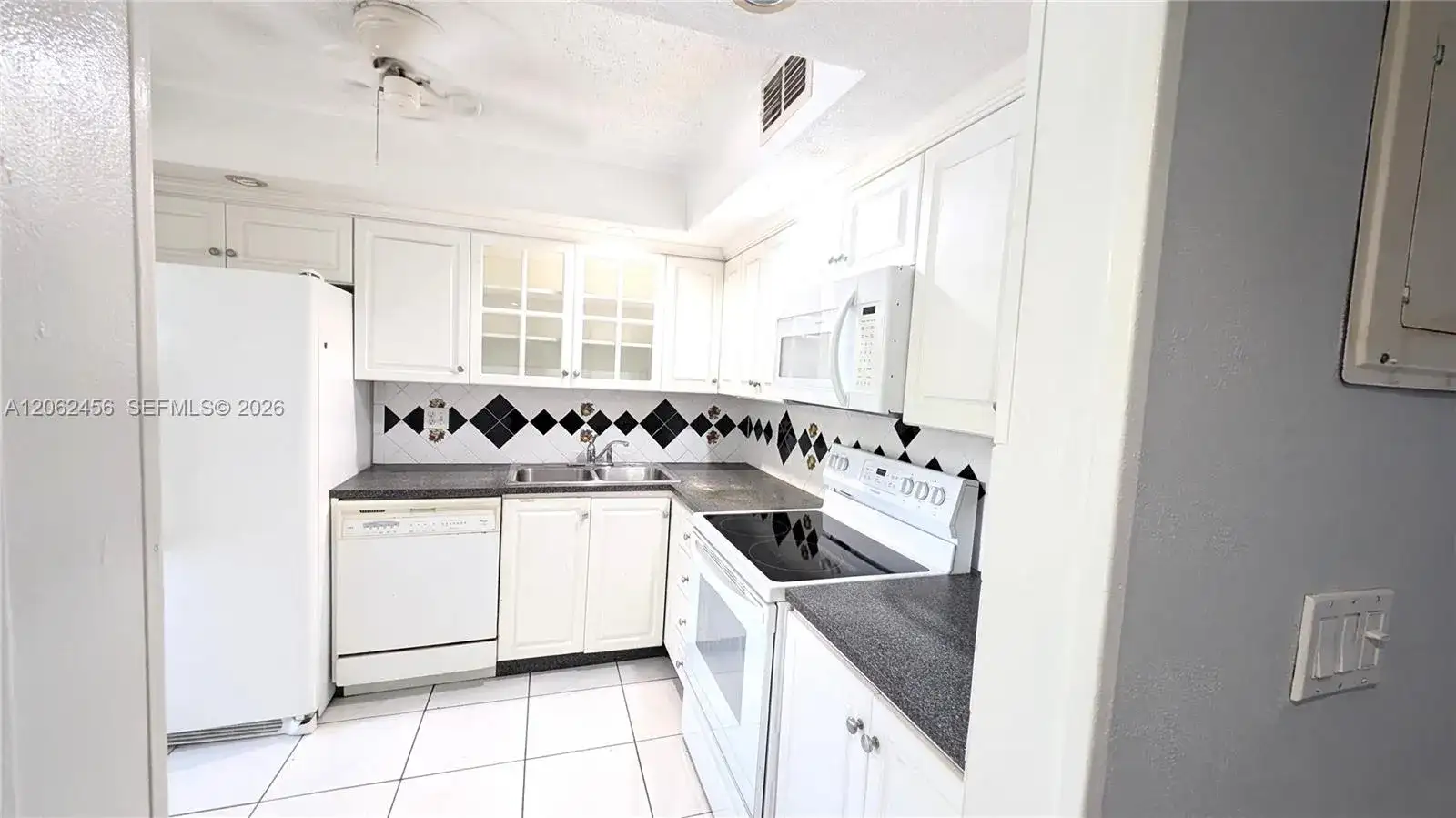 19051 NE 2nd Ave # 1507, Miami FL 33179 photo 3