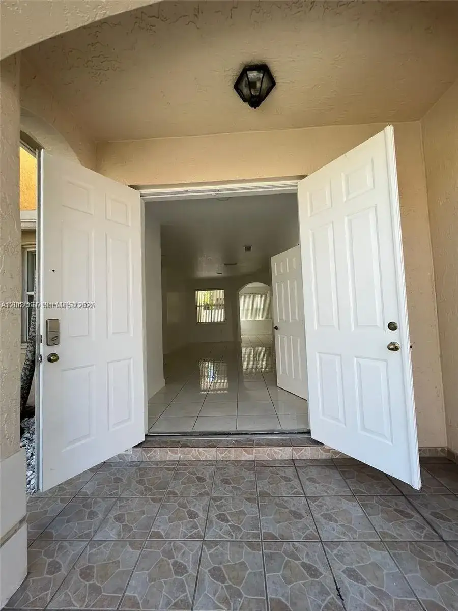 4847 NW 108th Ct, Doral FL 33178 photo 2