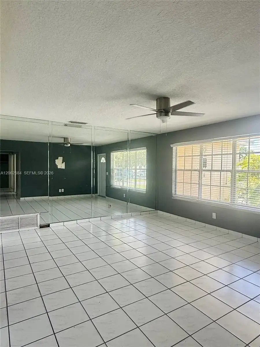 7710 NW 5th St, Pembroke Pines FL 33024 photo 2