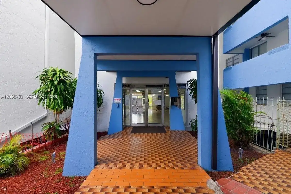 5050 NW 7th St, Miami FL 33126 photo 2