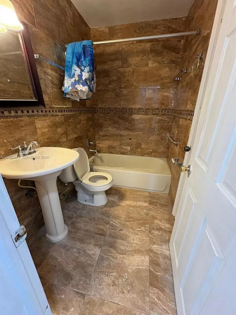 2531 NW 88th St, Miami FL 33147 photo 4