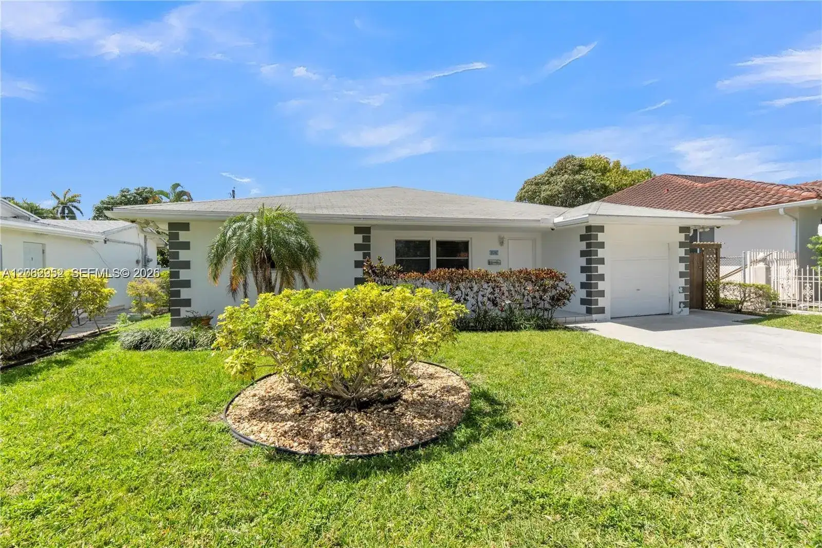 806 NE 4th St, Hallandale Beach FL 33009 photo 2