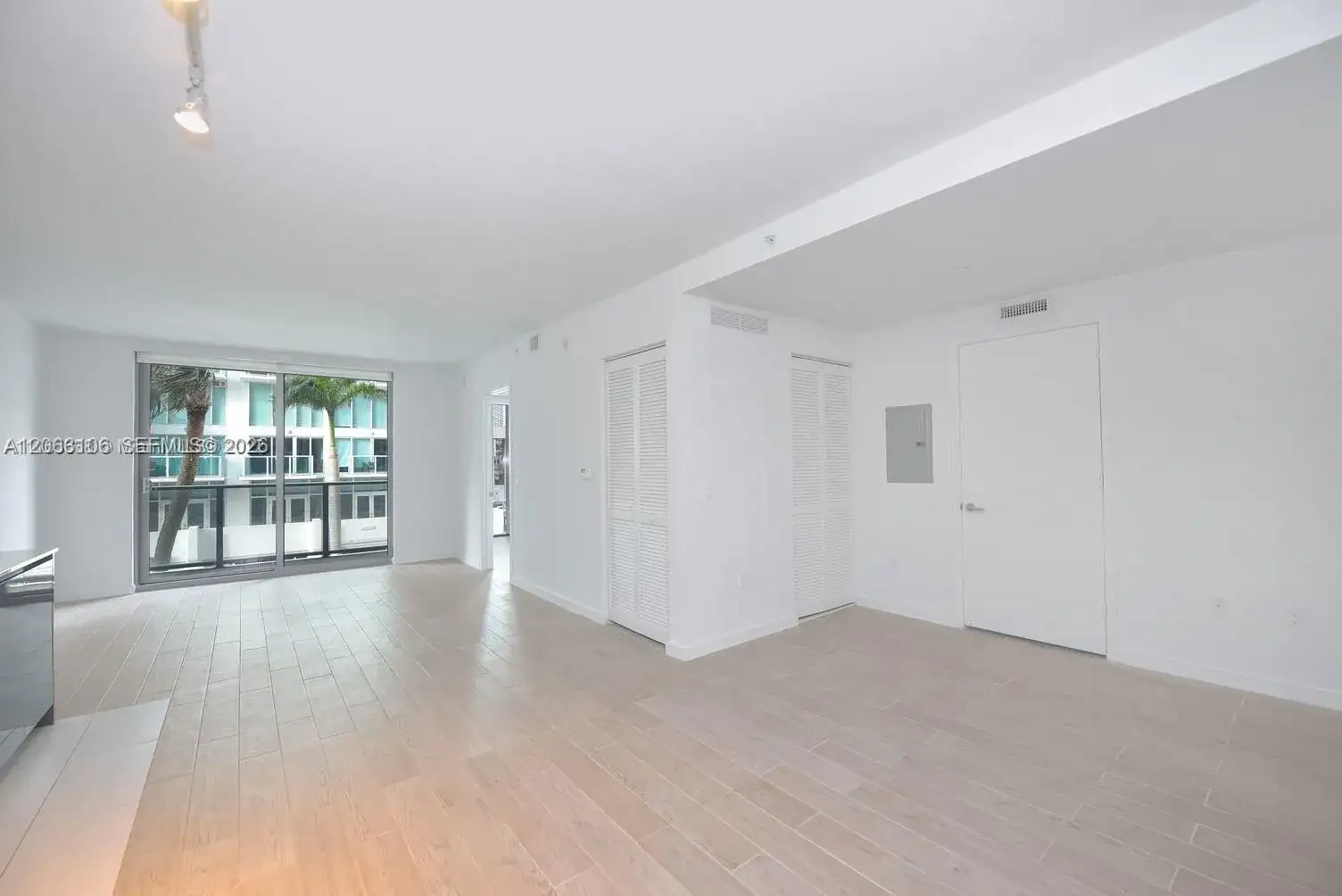 31 SE 6th St # 406, Miami FL 33131 photo 2