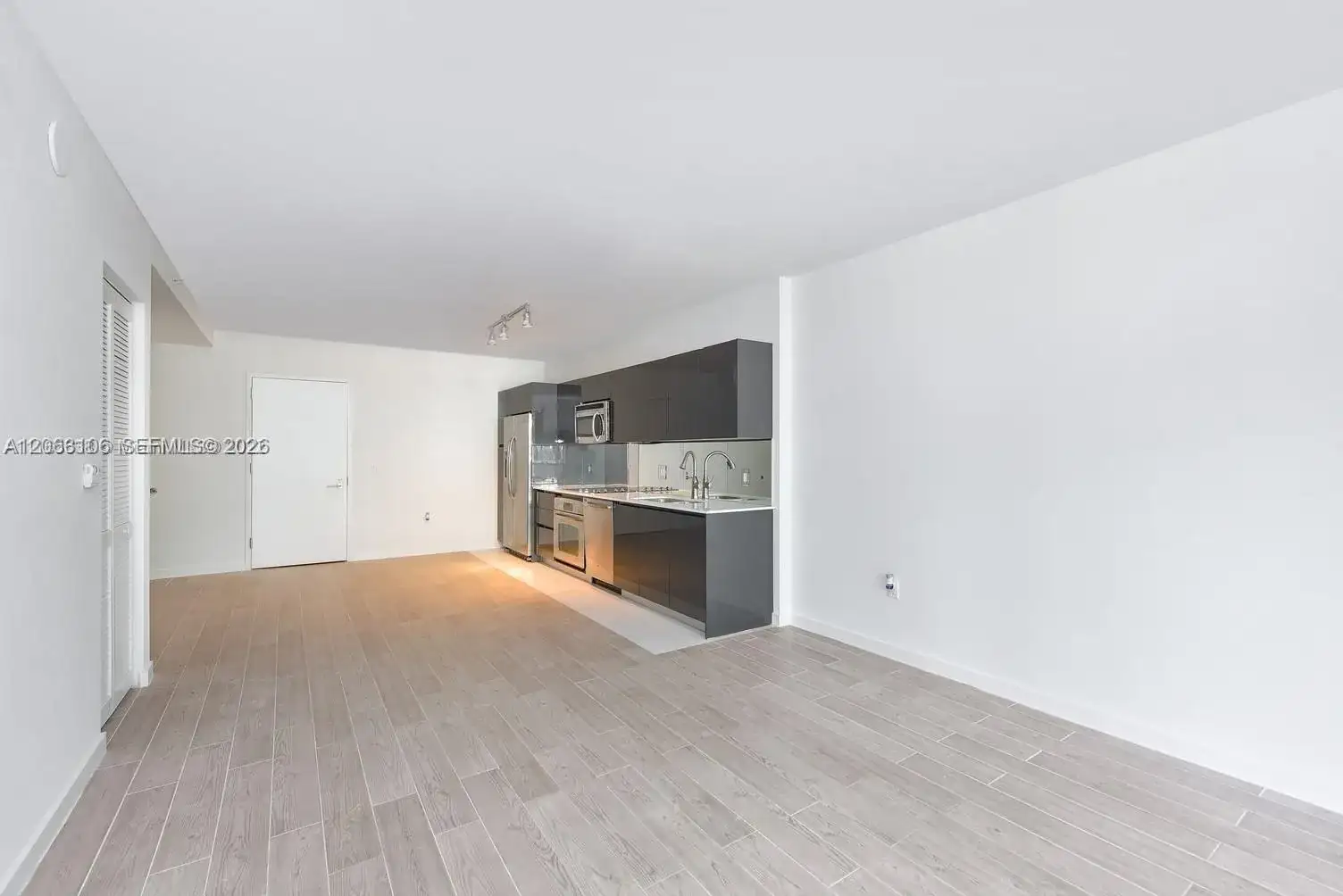 31 SE 6th St # 406, Miami FL 33131 photo 3