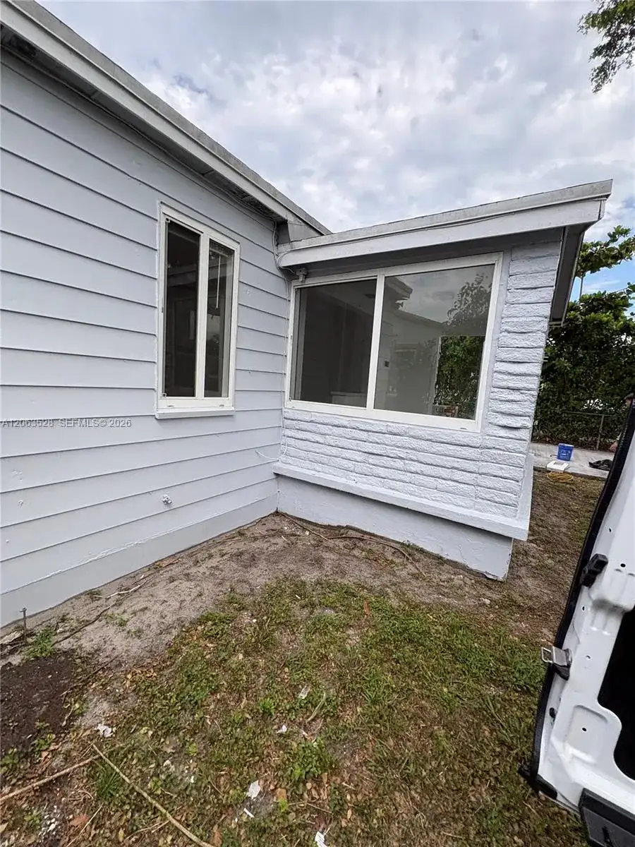 10417 NW 6th Ave, Miami FL 33150 photo 2