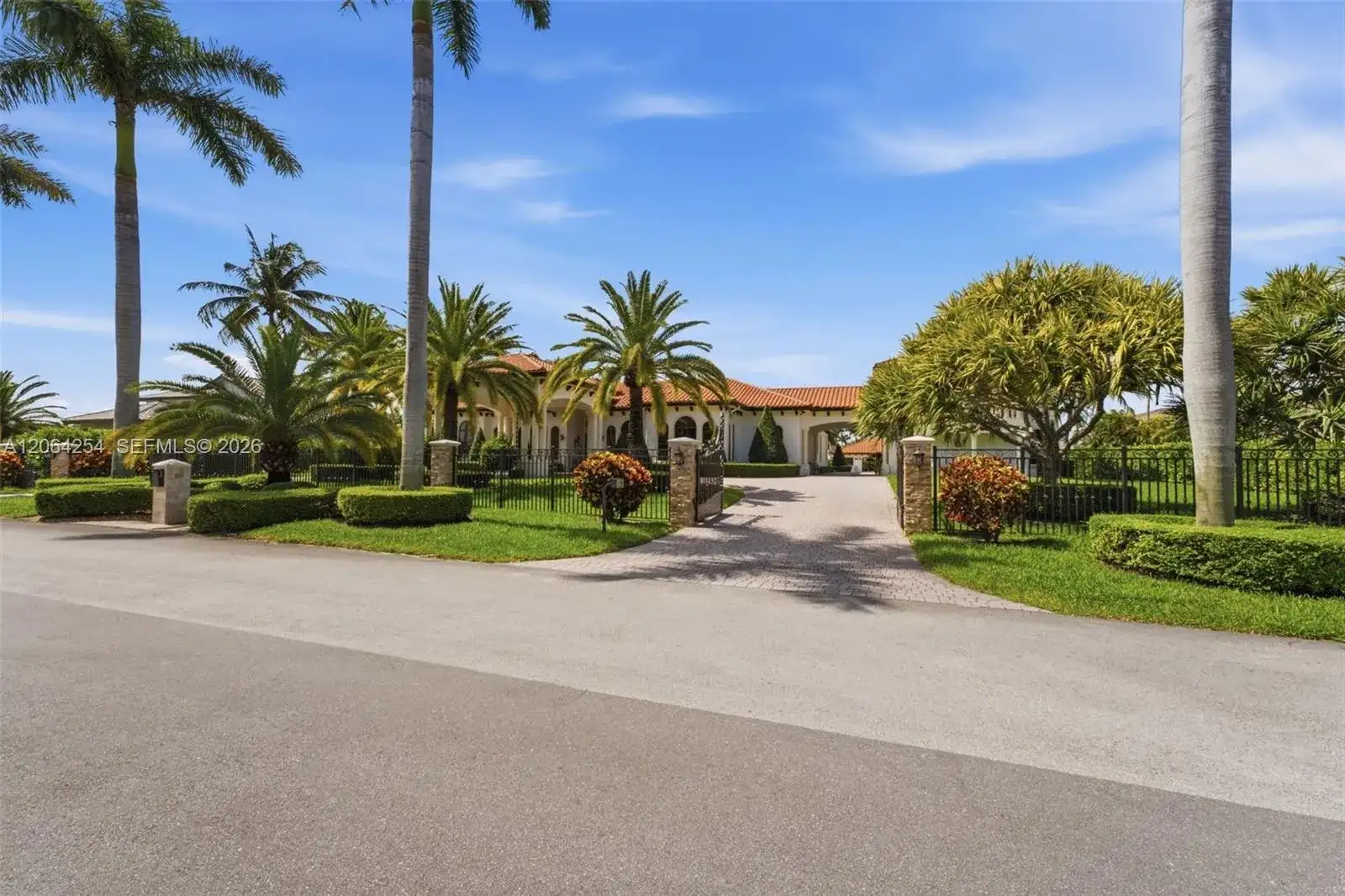 10181 NW 131st St, Hialeah Gardens FL 33018 photo 2