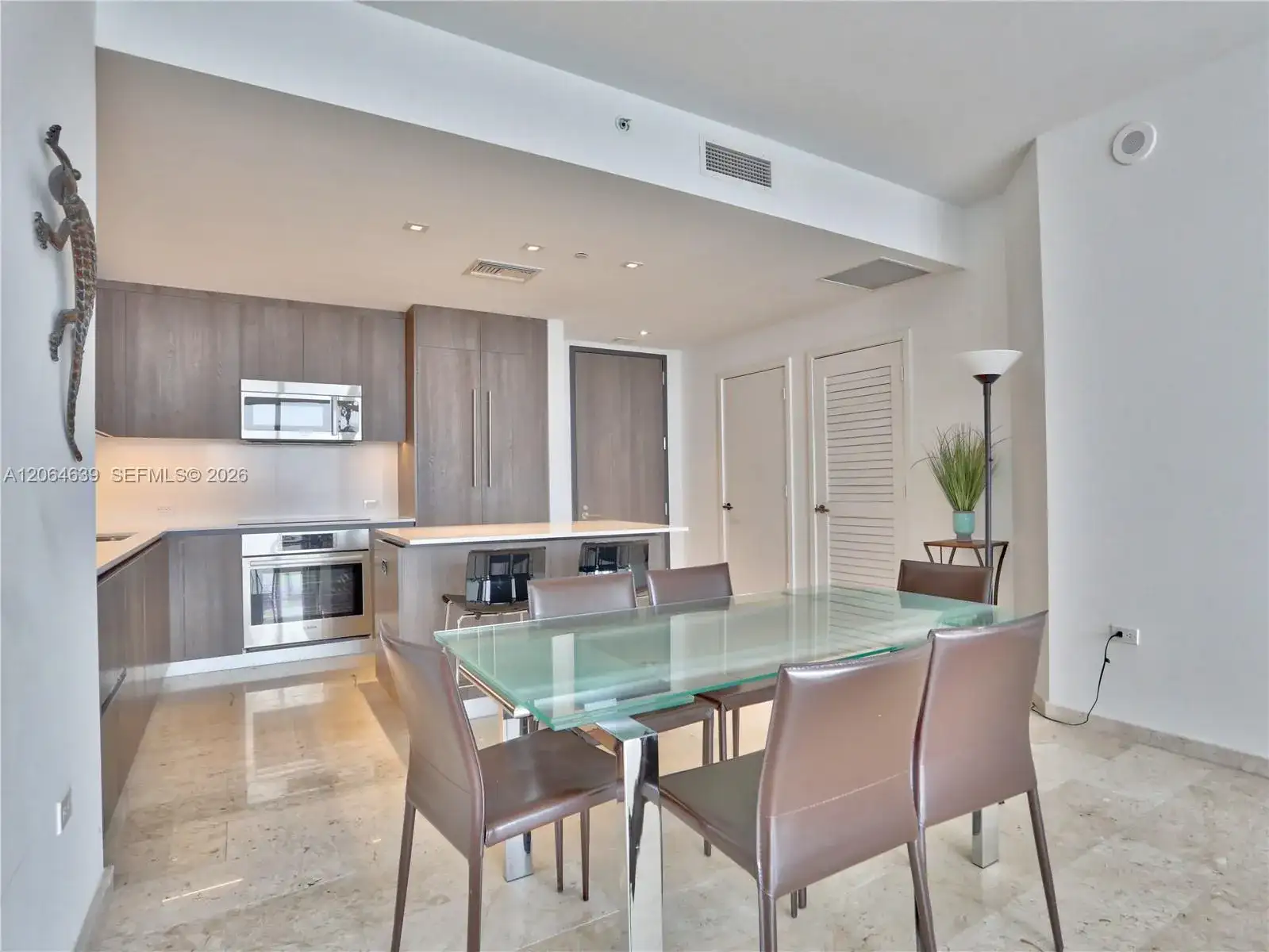 88 SW 7th St # 3805, Miami FL 33130 photo 2