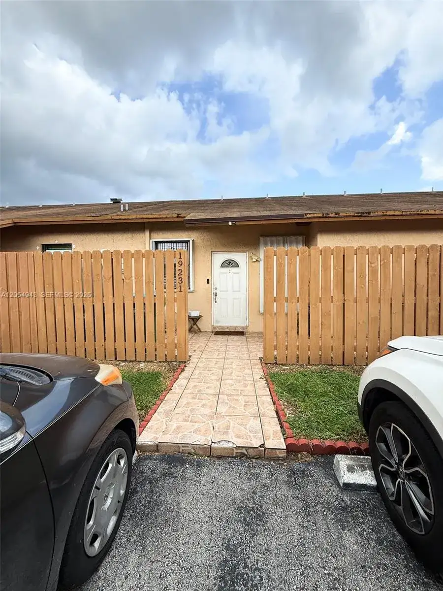 19231 NW 67th Pl, Hialeah FL 33015 photo 2