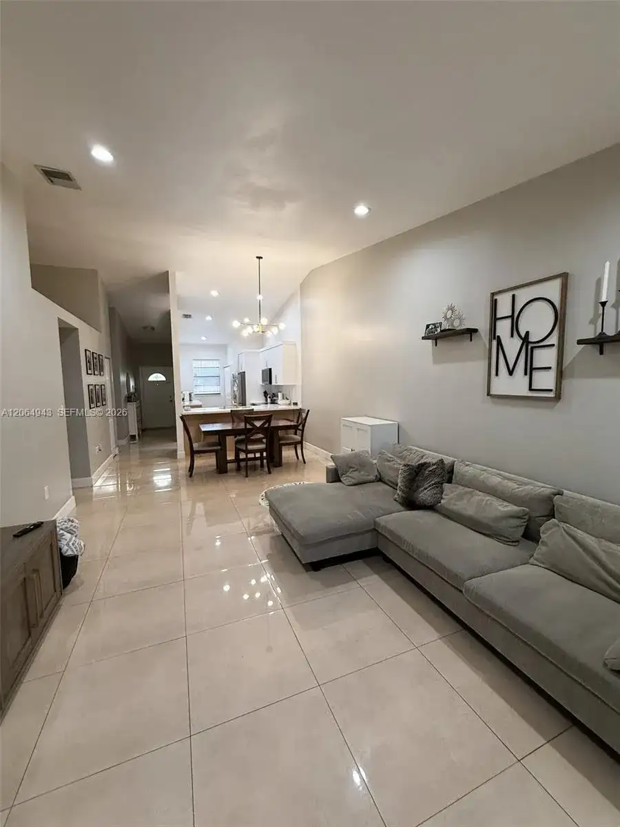 19231 NW 67th Pl, Hialeah FL 33015 photo 3