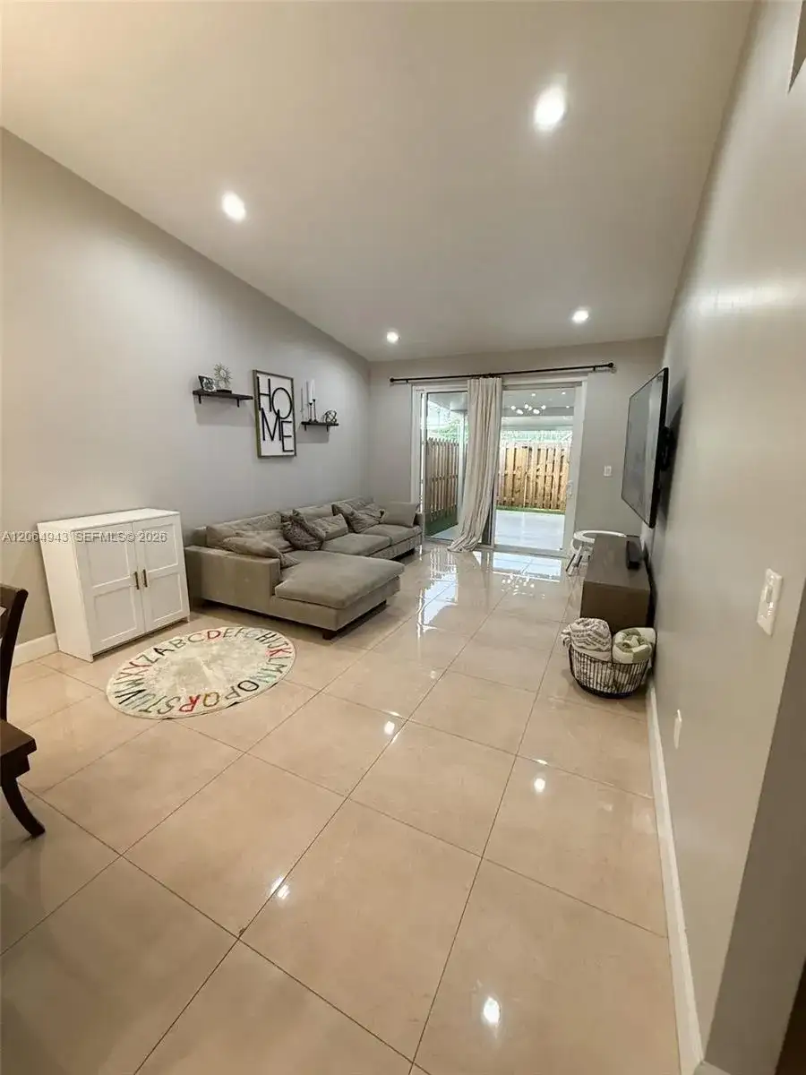 19231 NW 67th Pl, Hialeah FL 33015 photo 4