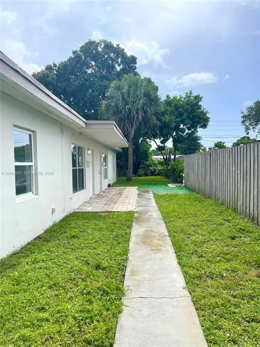 1004 SW 24th Ave, Fort Lauderdale FL 33312 photo 2