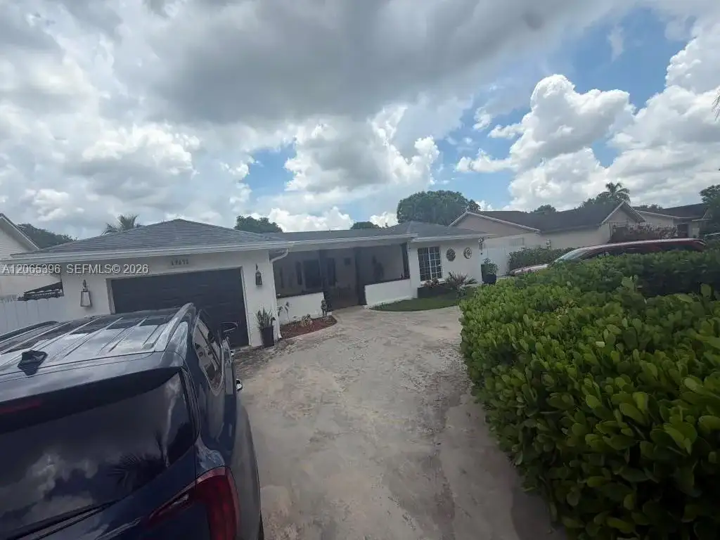 19631 NW 57th Pl, Hialeah FL 33015 photo 2