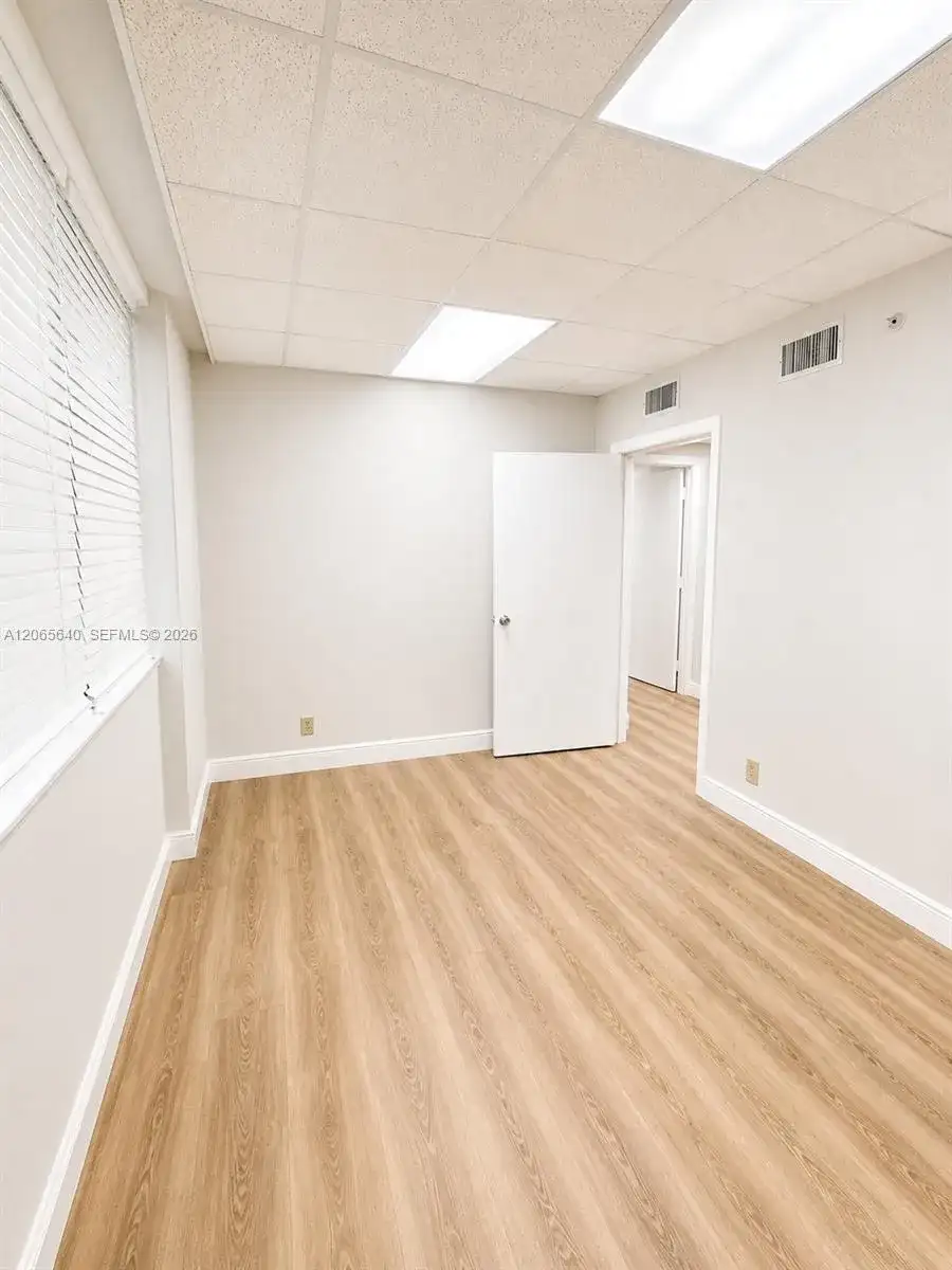 825 Brickell Bay Dr # 1751, Miami FL 33131 photo 2