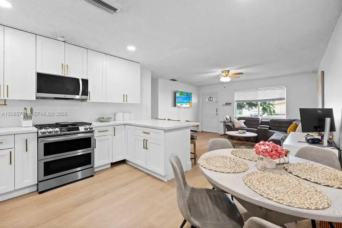 8921 NW 26th Pl, Sunrise FL 33322 photo 3